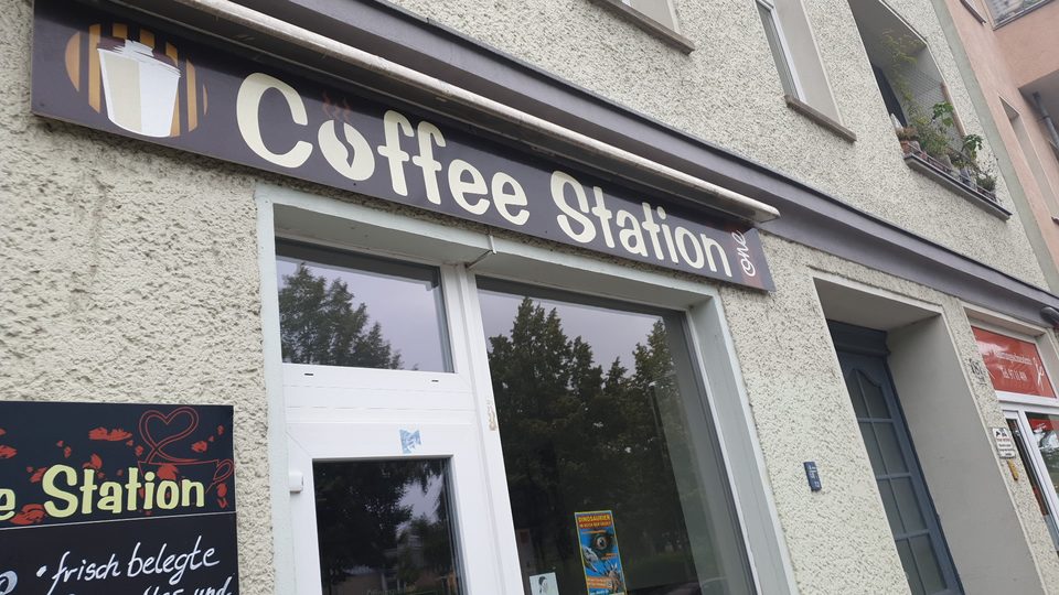 Außenansicht der Kaffee Station mit Coffee-Station-Schriftzug