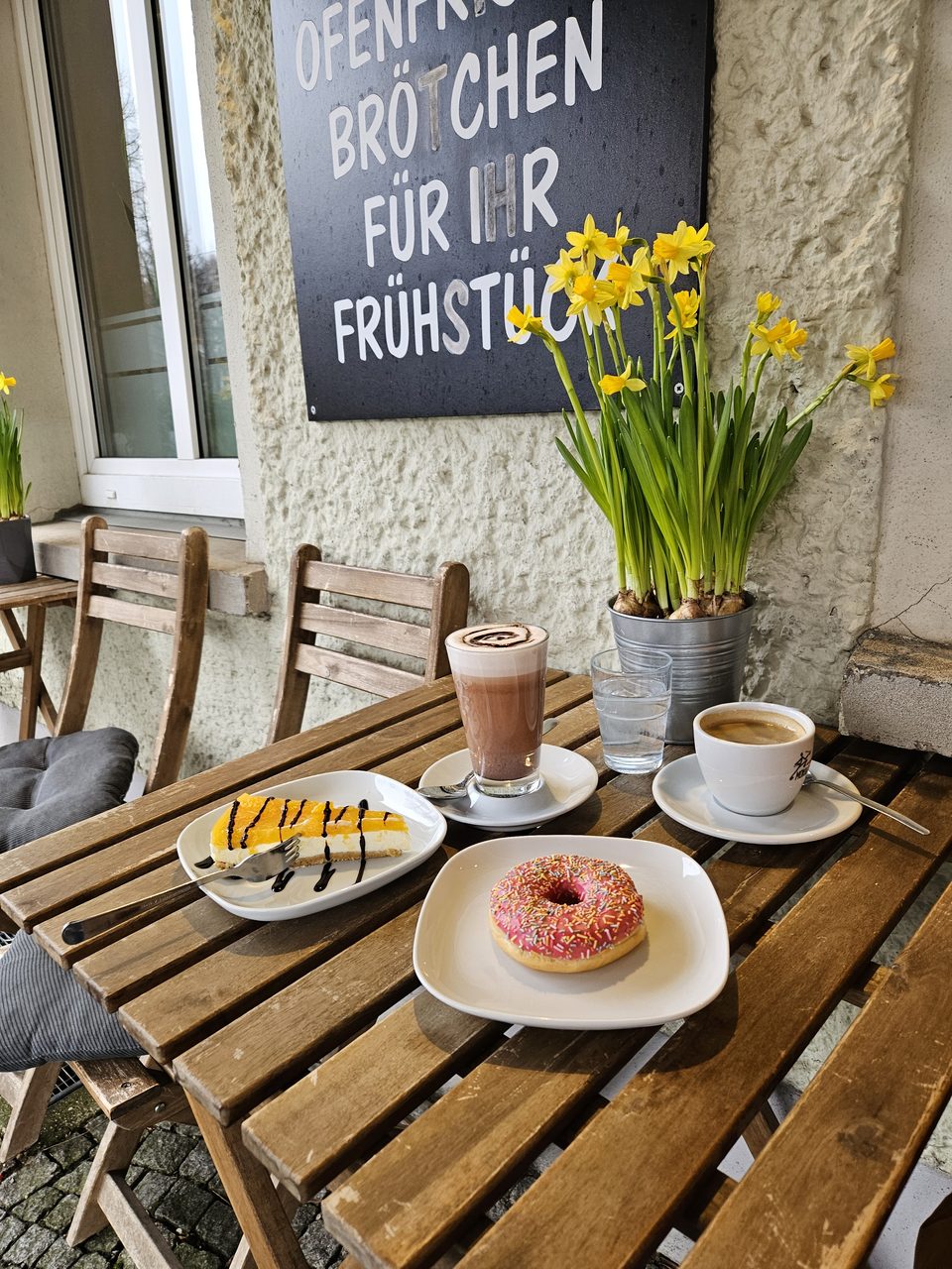 Frühstück im Freien: Donut, Waffel, heiße Schokolade und Kaffee